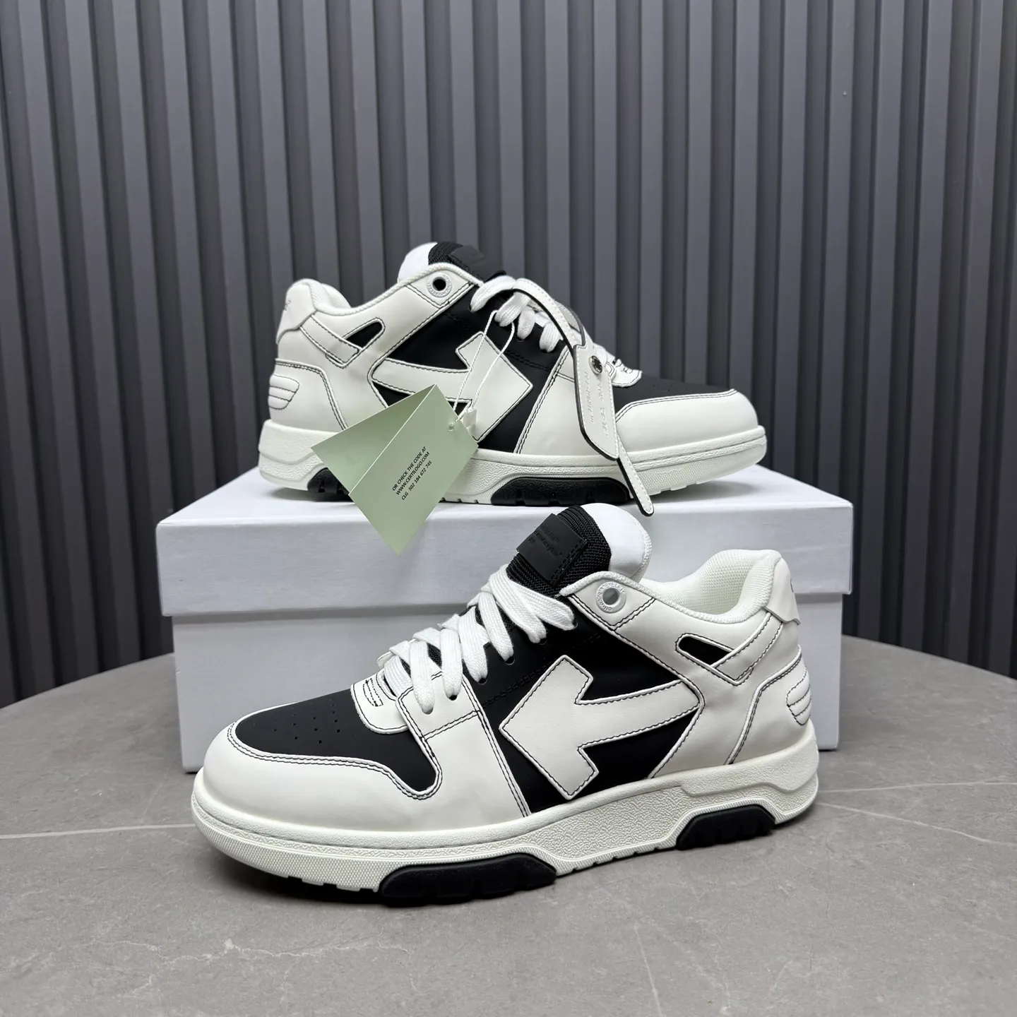 【off- white】P: 620💰Couple model👫, Size: 35-44 (Customized for men 38.45.46) High-quality version👊 "Out of office" series original molding, original lasting, production process 1:1 Original ➰OFF GRAY WHITE OW ➰ First-layer cowhide Imported skin-friendly and environmentally friendly polyester mesh Original molding high elastic and environmentally friendly molding pad Made with the original lasting process. The original molded rubber outsole (never yellows and deforms) has a super correct shape, bright color and strong three-dimensional effect👍. Packaging💯Full set of packaging synchronized with the official website (branded paper, certificate of quality, branded cloth bag)